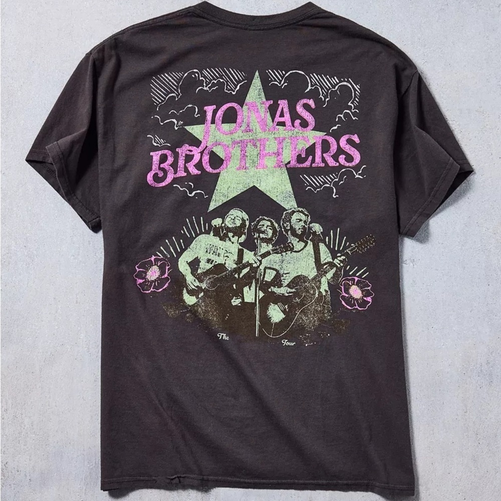 NWOT Urban Outfitters Jonas Brothers Graphic Tee Size Medium - Picture 2 of 11